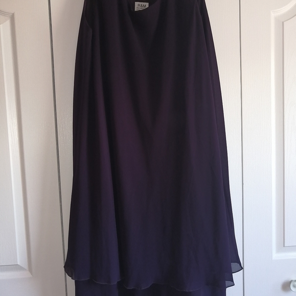 Lovely plus sized formal dress - Picture 2 of 3